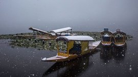 শ্ৰীনগৰৰ শিকাৰাবোৰঃ পৰ্যটকৰ অভাৱত ক্ষতিগ্ৰস্ত জীৱিকা