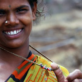 women holding chain