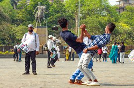 ফোকাস হারিয়ে আবছায়ায় গেটওয়ে অফ ইন্ডিয়ার আলোকচিত্রীরা