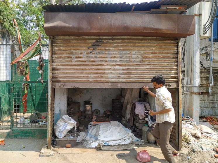 Every morning, Azeem parks his bicycle near the shop and begins his workday, moulding tokens with inscriptions or shapes of the dishes sold in eateries