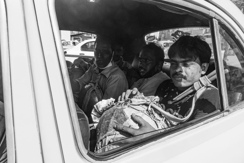 Gadai Das (in the taxi window) arrives at his venue. Right: a group of dhakis negotiating a fee with a client