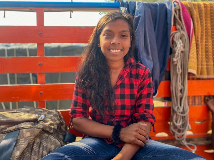 Savita Gunjal (left) composed the songs that the farmers' group from Maharashtra (right) was singing on the journey