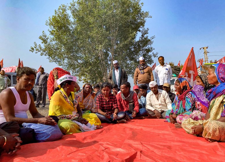 Savita Gunjal (left) composed the songs that the farmers' group from Maharashtra (right) was singing on the journey