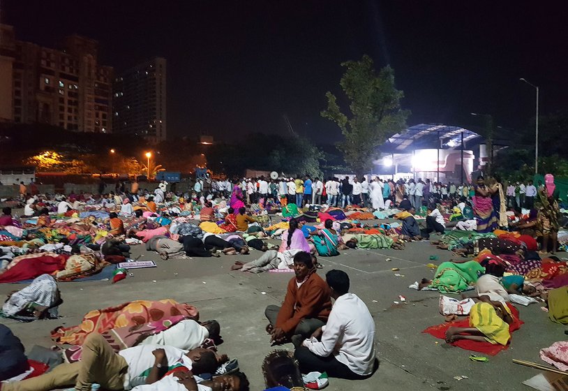 People sleeping at Jakat naka in Mulund