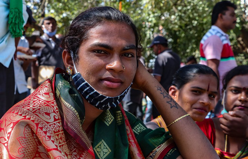 At Bengaluru railway station, Arundhati G. Hegde (in pink saree) and other members of Karnataka Mangalamukhi Foundation, a collective of transgender persons, served steaming rice pulao to the travelling protestors