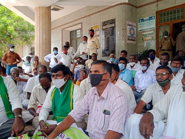 Sugarcane farmers protesting in Tirupati in April 2021, seeking the arrears of payments from Mayura Sugars