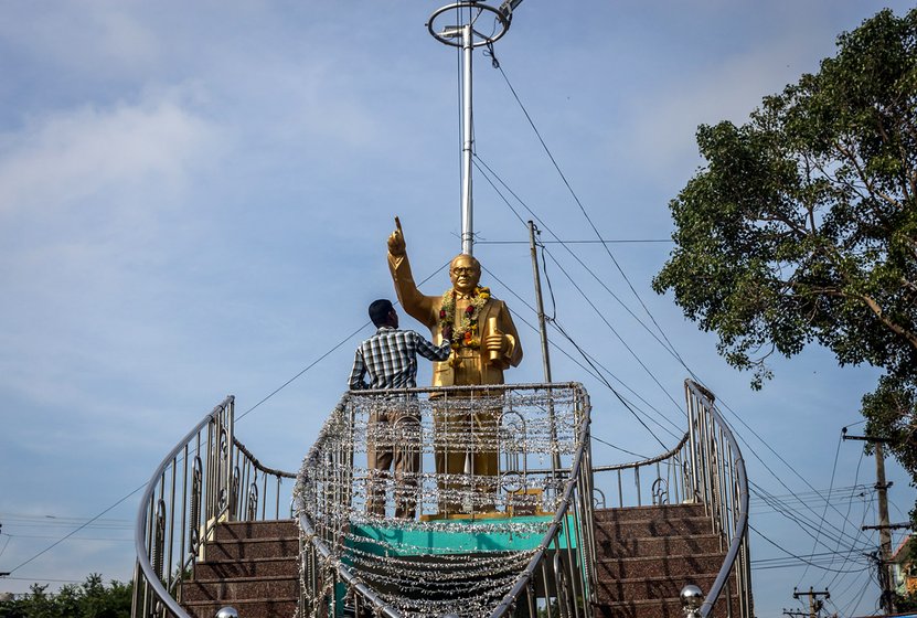 Subhan garlanding the statue