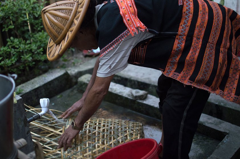 Lingi washes the finished basket