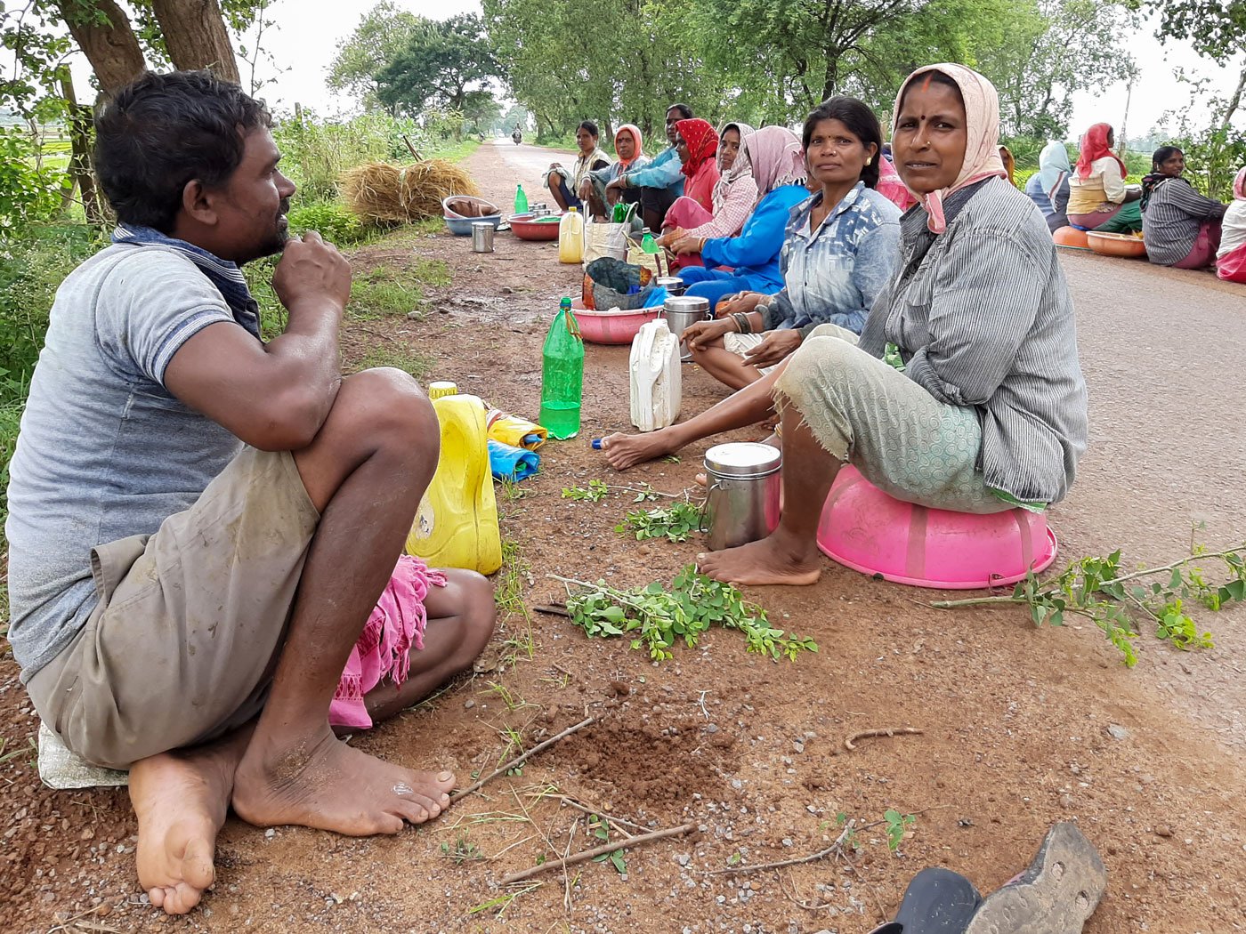 Bhukhin Sahu and the others were sitting on the road and eating a lunch of rice, dal and sabzi, which they had brought from home. They wake up at 4 a.m., compete household tasks, have a morning meal and reach the field at around 6 a.m.