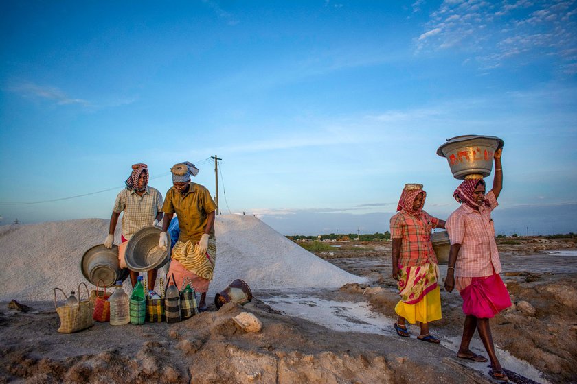 Carrying headloads from the varappu