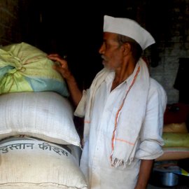 Shelke with his six quintals of tur