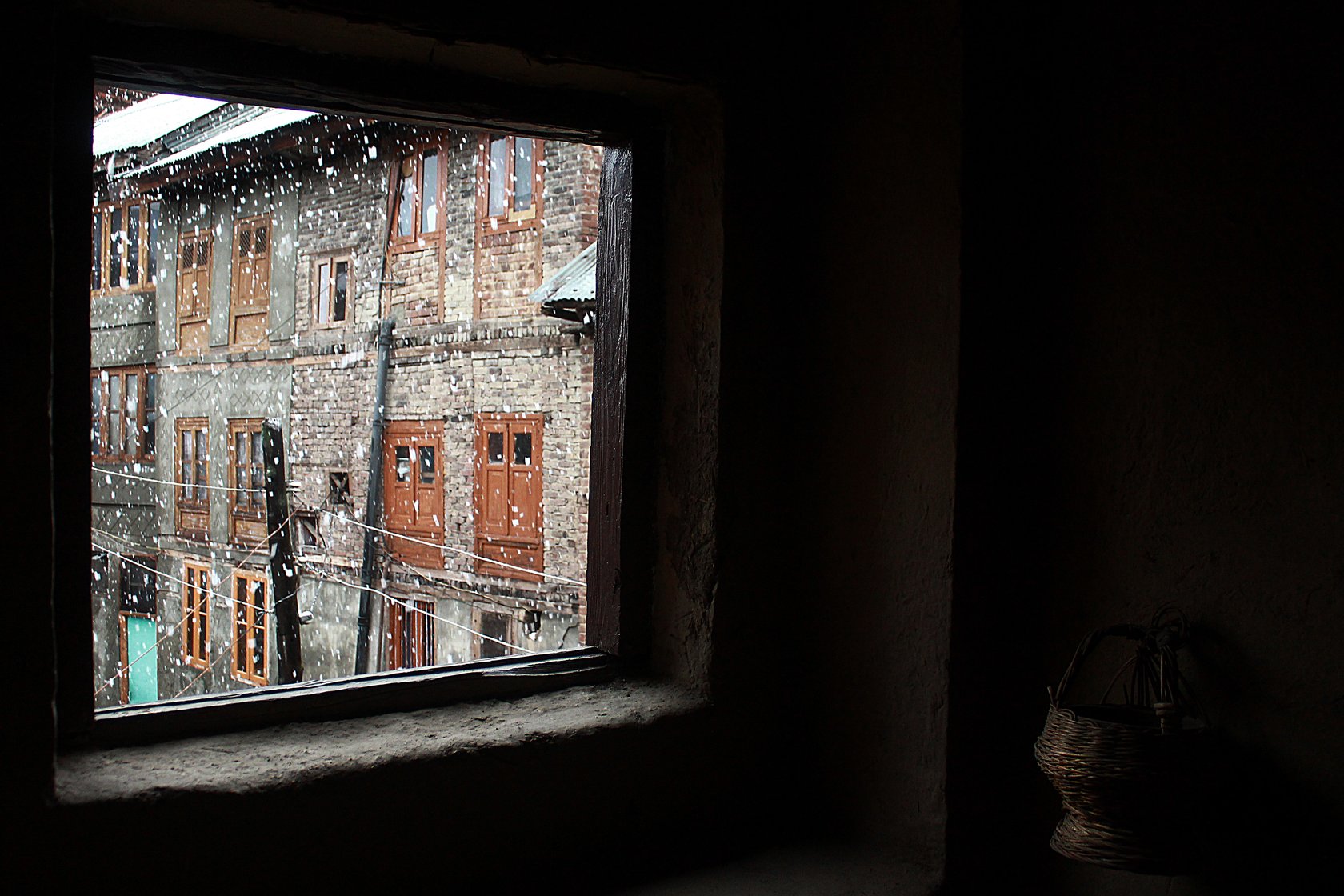  A kangri made in Charar-i-Sharief hanging on a wall on a snowy day in an old mud house in downtown Srinagar