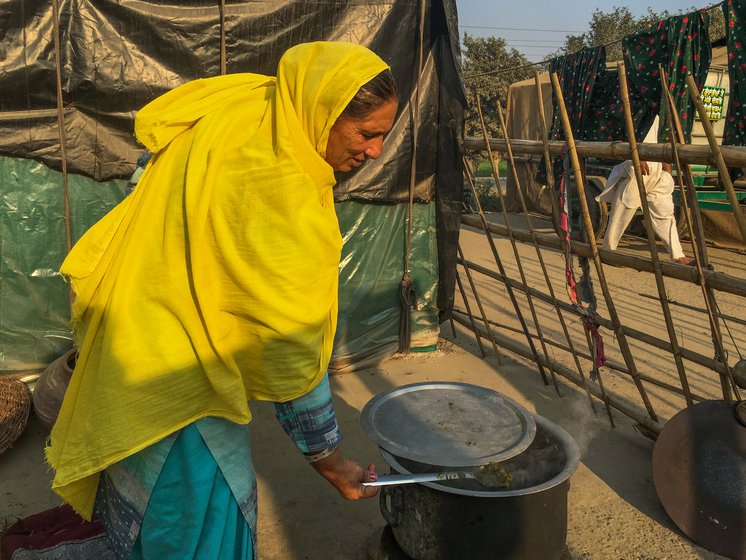 On the divider of the highway not far from their tents, Paramjit and other women farmers have been growing vegetables. The day I met her, she was cooking spinach harvested from this ‘farmland’