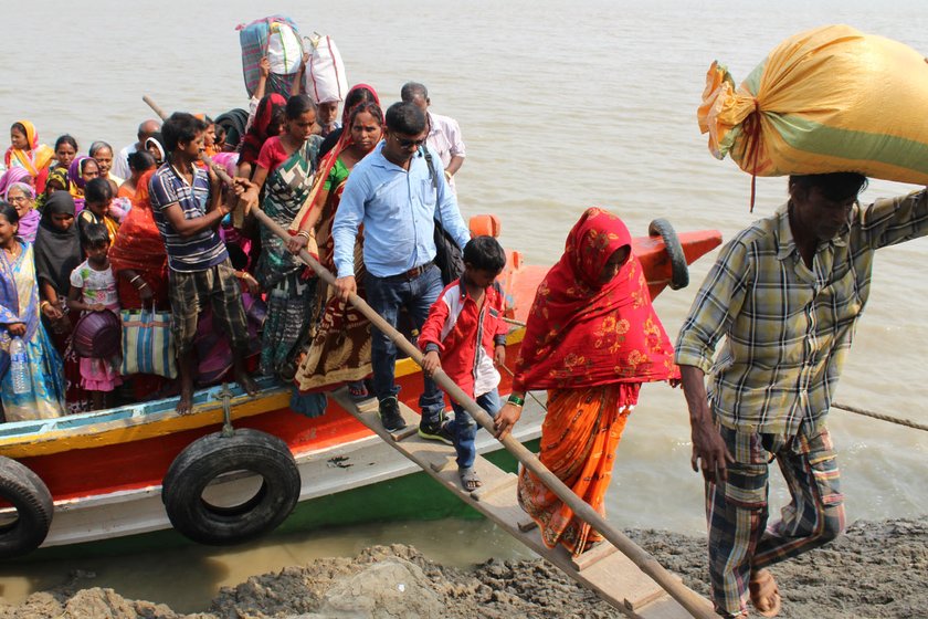 people getting down from the boat