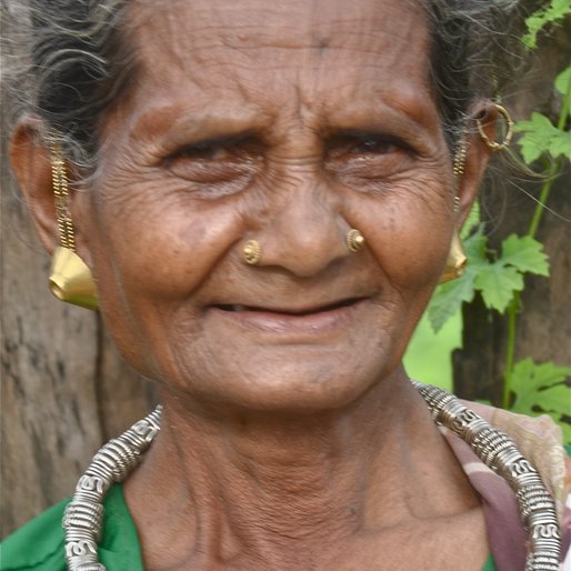 GAYATRI GOND is a Cultivator from Bedhwapathra, Nagri, Dhamtari, Chhattisgarh